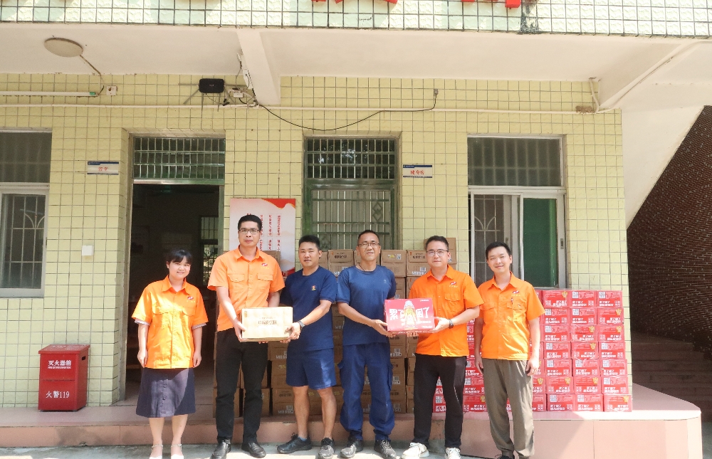 7星空娱乐民爆为高温情形奋战一线的广州增城森林消防大队送上夏日清凉_副本.jpg
