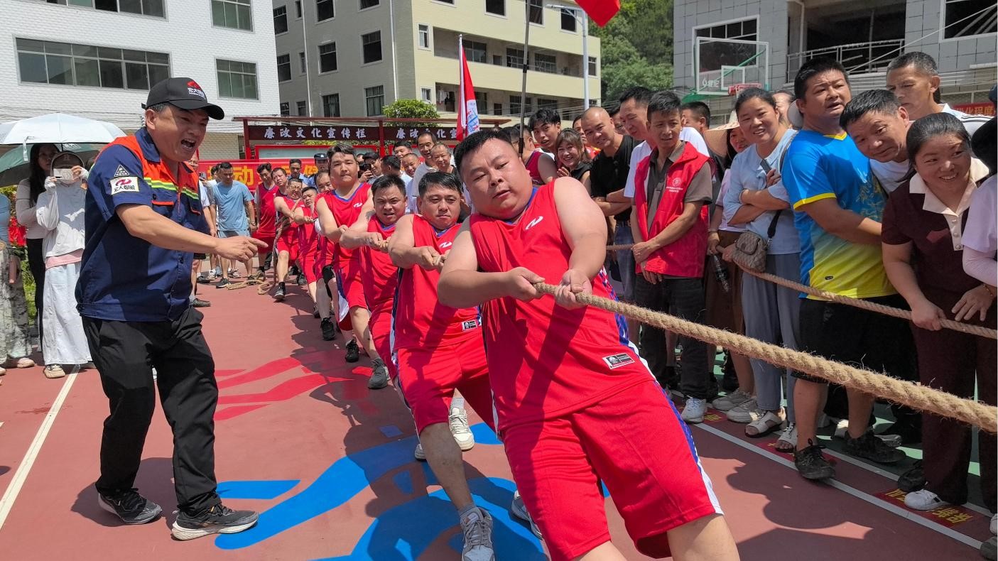 星空娱乐爆破赞助关市镇“星空娱乐杯”第二届全民拔河角逐.jpg